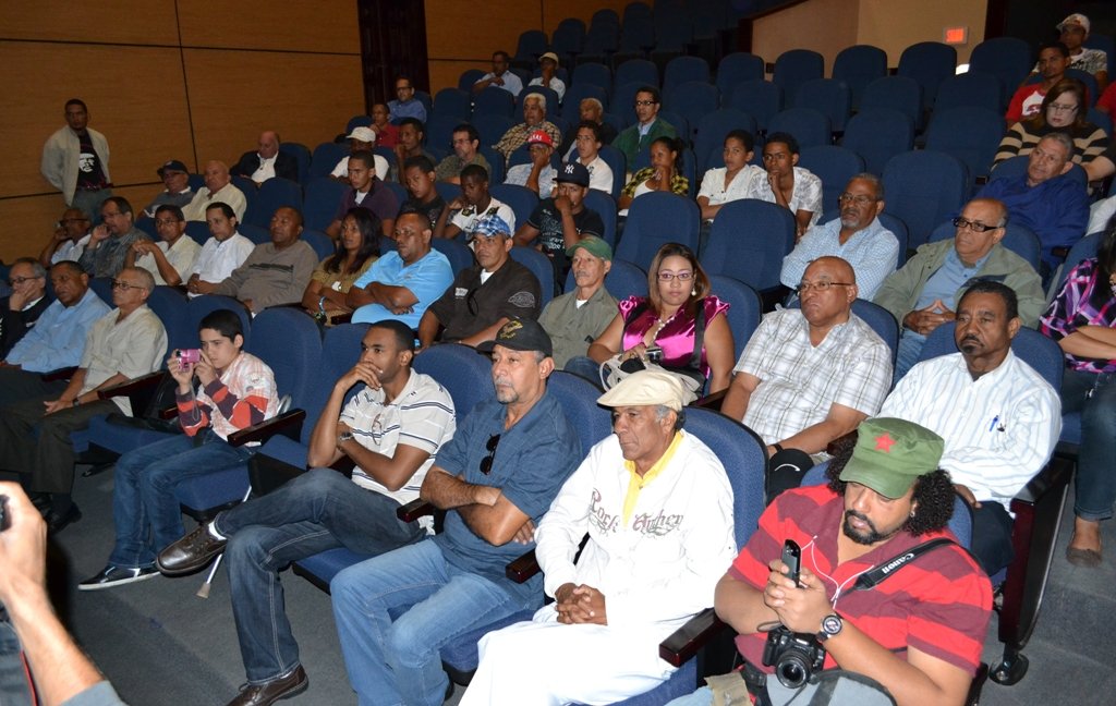Asistente a Conferencia de Narciso Isa Conde, en el Cine Teatro Don Bosco de Moca